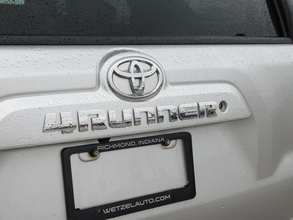 Used 2020 Toyota 4Runner SR5 AWD/4WD image 32