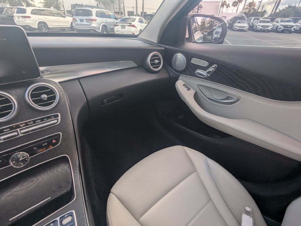 Used 2015 Mercedes-Benz C 300 4MATIC Sedan image 4