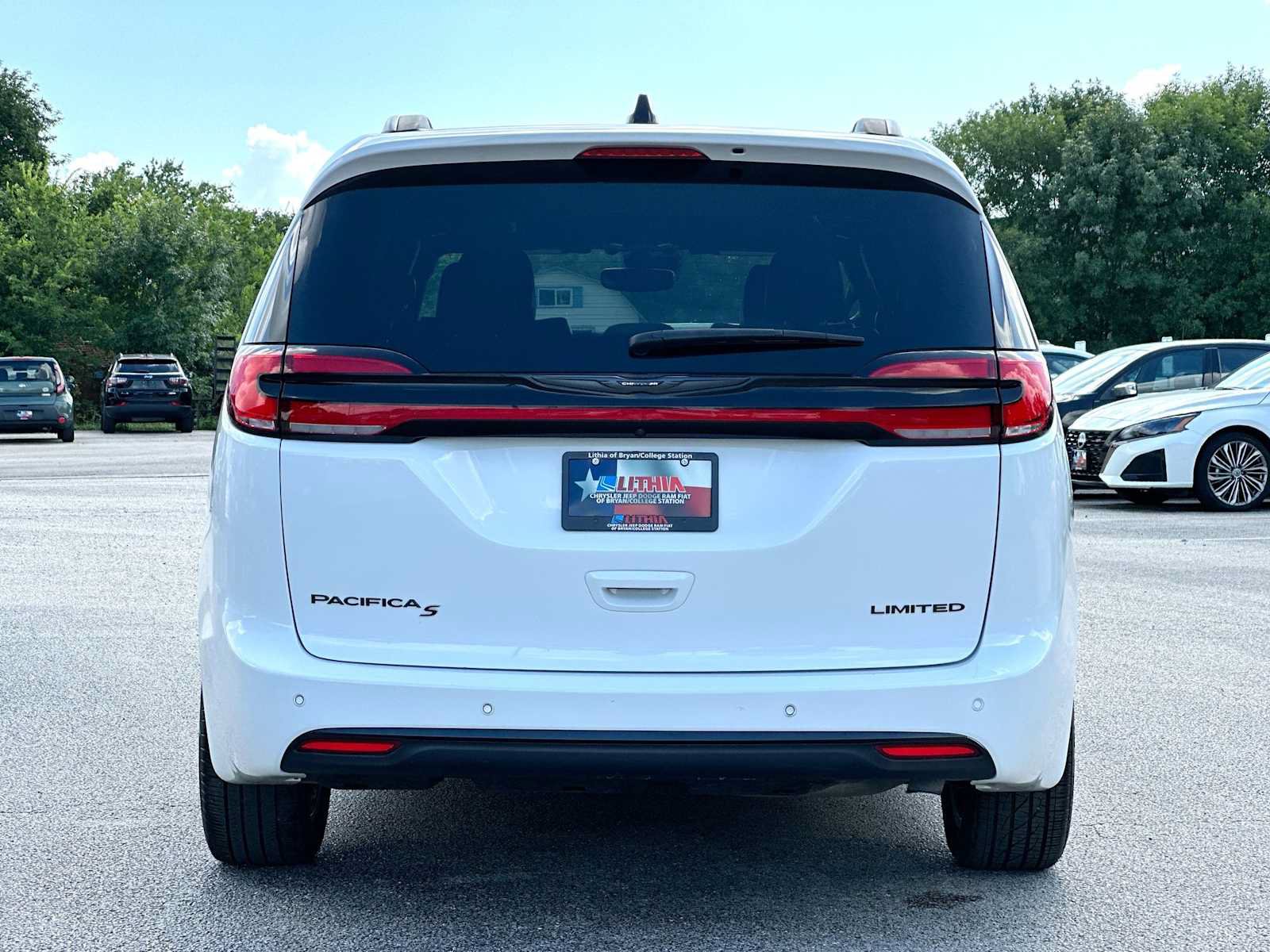 Used 2025 Chrysler Pacifica Limited FWD image 14