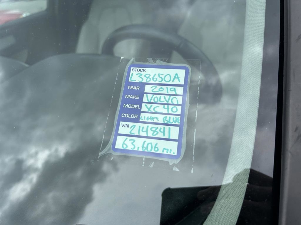 Used 2019 Volvo XC40 T5 Momentum image 11