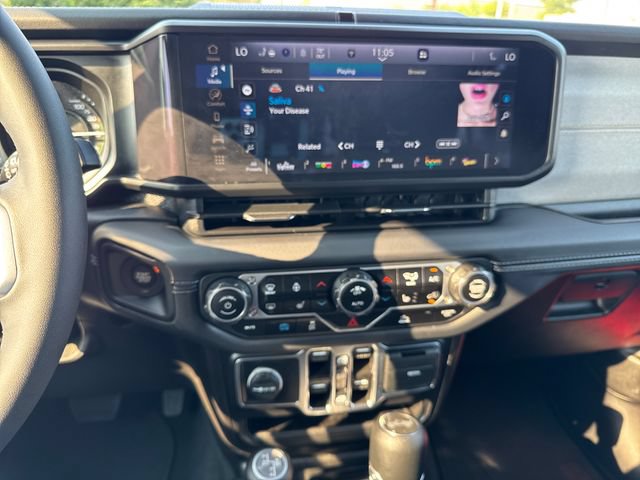 Used 2025 Jeep Wrangler Unlimited Sahara AWD/4WD image 17