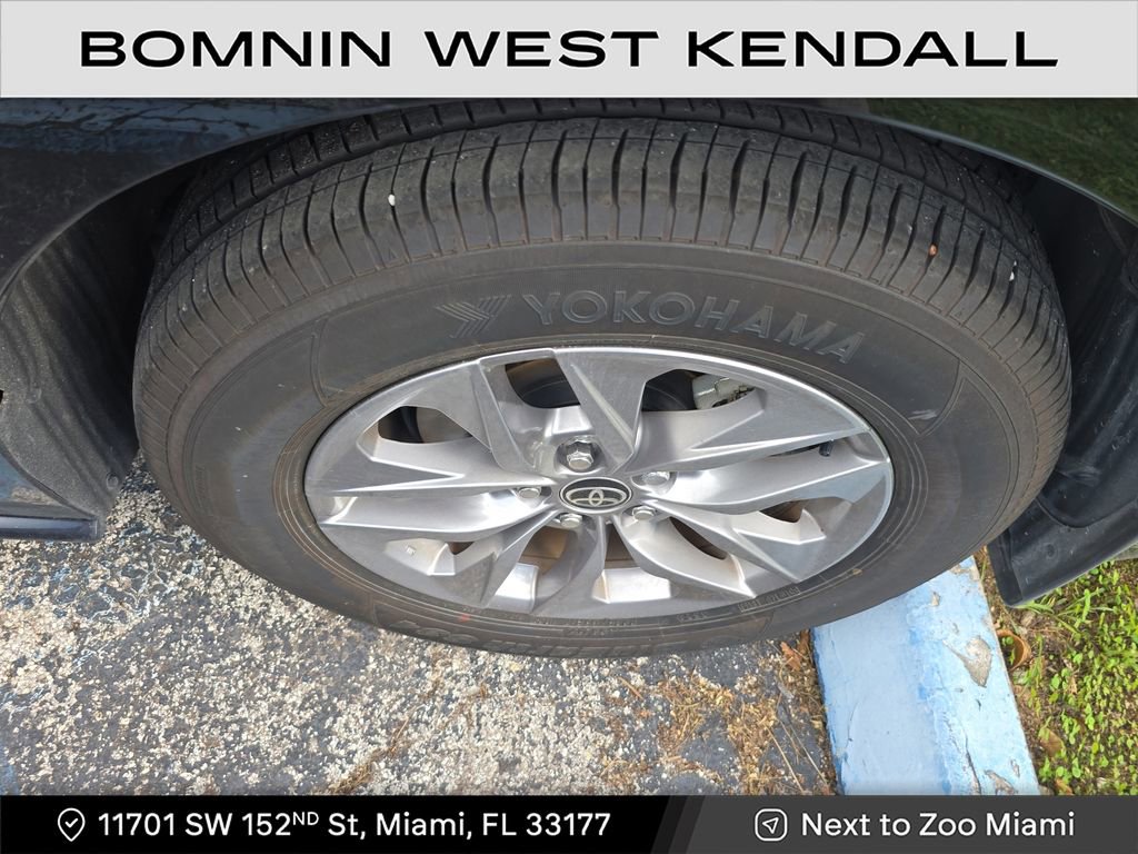 Used 2025 Toyota Sienna XLE image 8