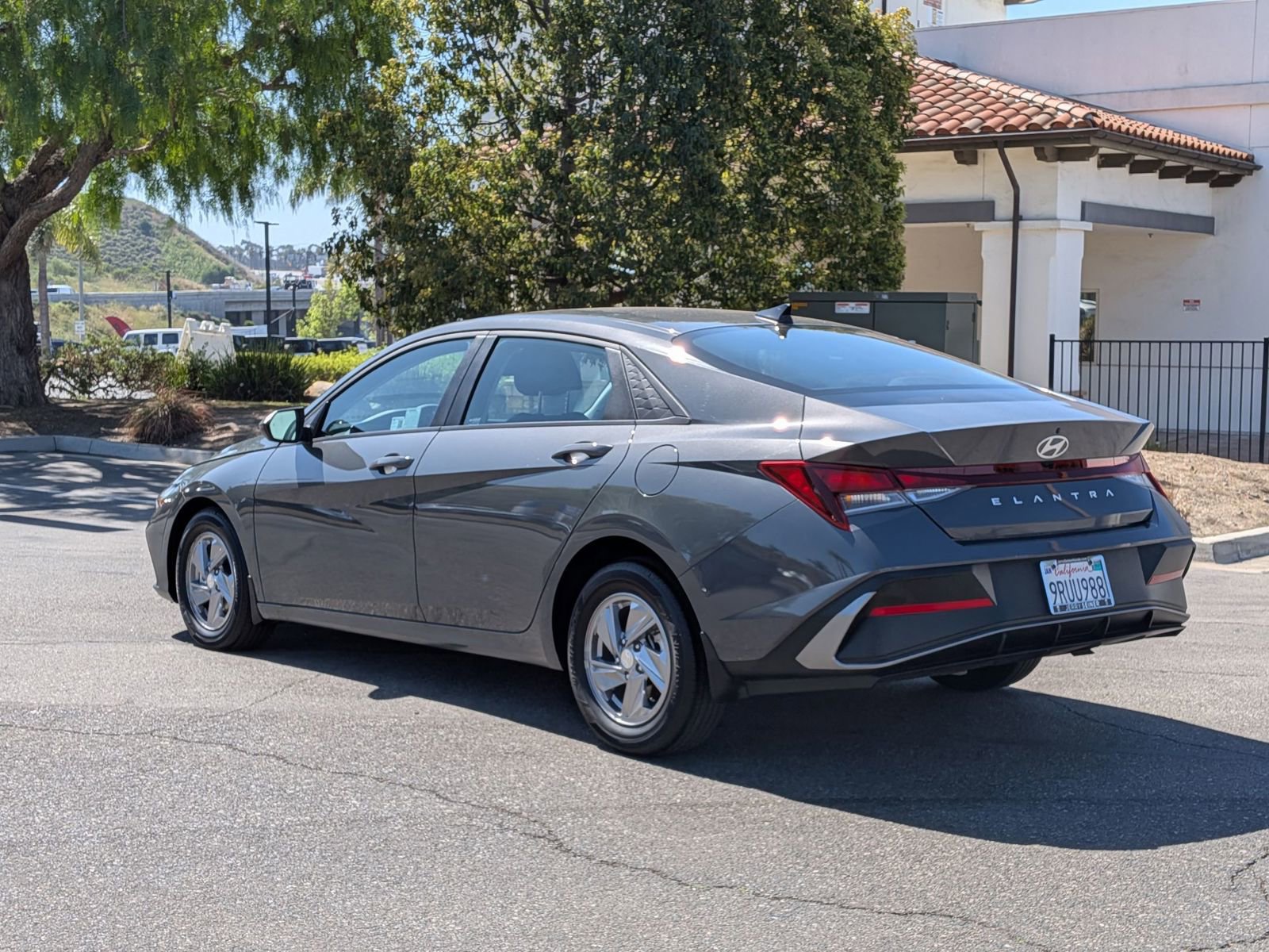 Used 2025 Hyundai Elantra SE image 3
