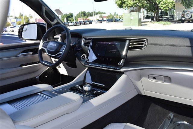 Used 2025 Jeep Wagoneer Series III w/ Premium Group I image 36