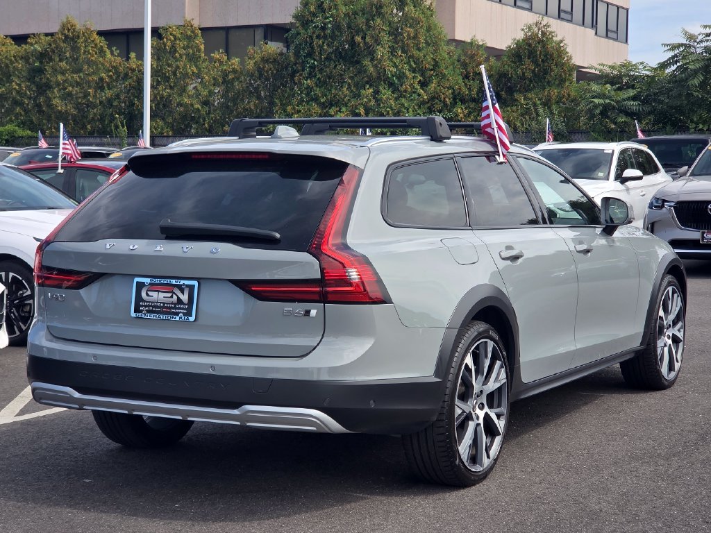 Used 2025 Volvo V90 B6 Cross Country Ultra AWD/4WD image 4