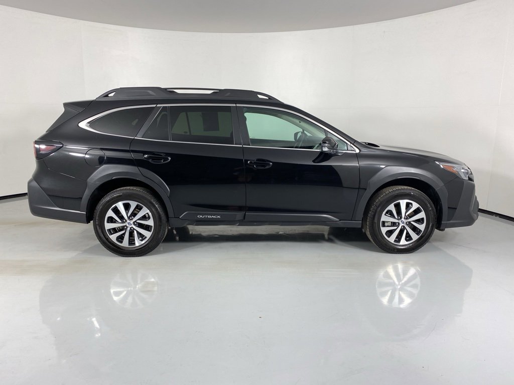 Used 2023 Subaru Outback Premium image 8