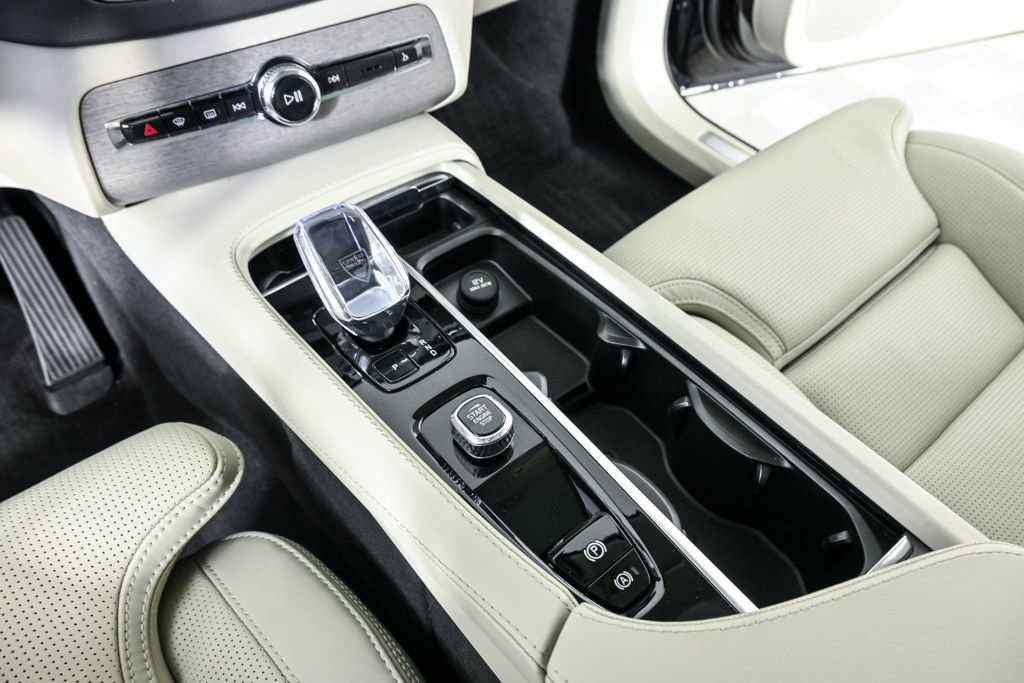 Certified 2024 Volvo XC90 B6 Ultimate w/ Protection Package image 19