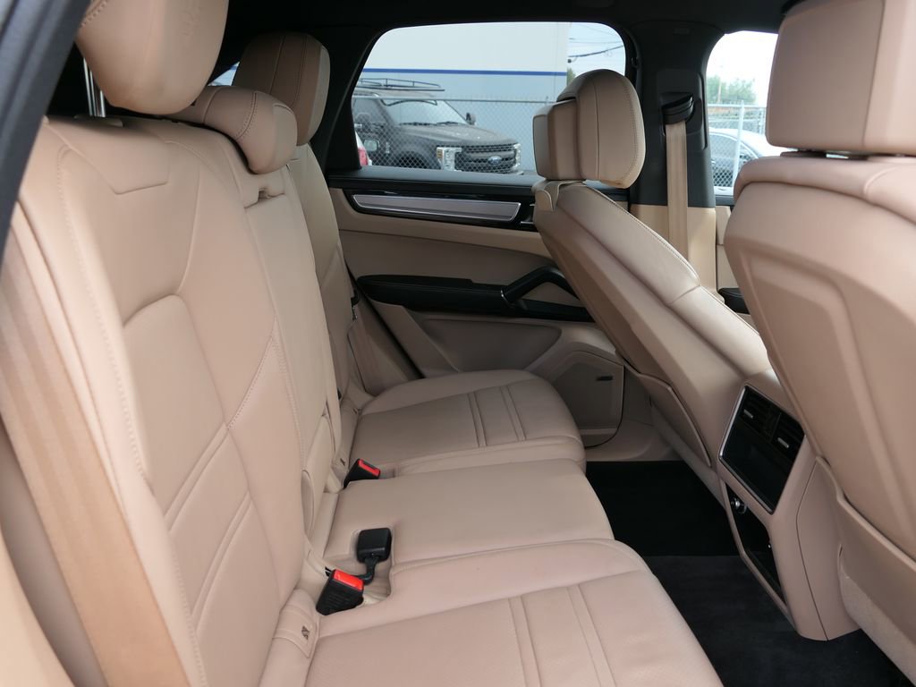 Used 2022 Porsche Cayenne Platinum Edition image 23