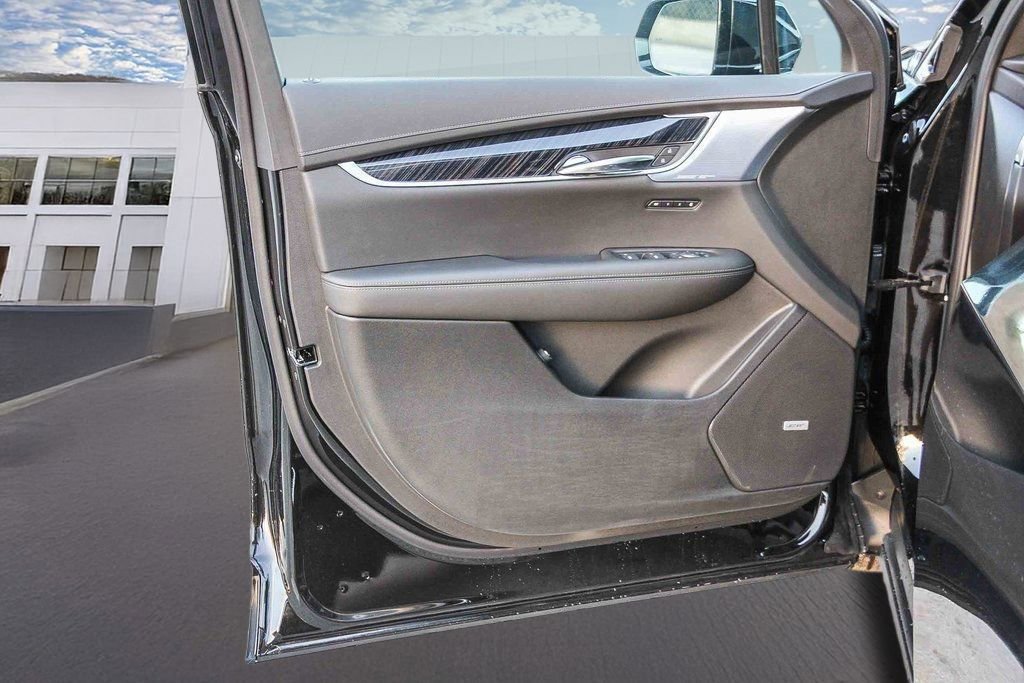 Used 2025 Cadillac XT6 Premium Luxury image 30