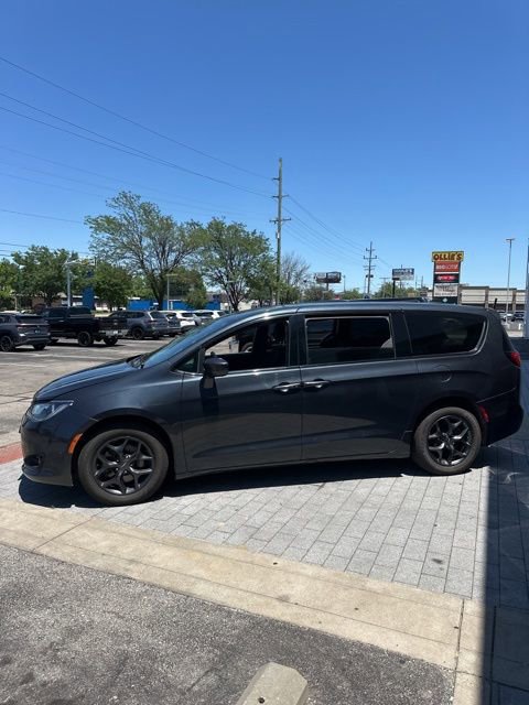 Used 2019 Chrysler Pacifica Touring Plus w/ S Appearance Package FWD image 12