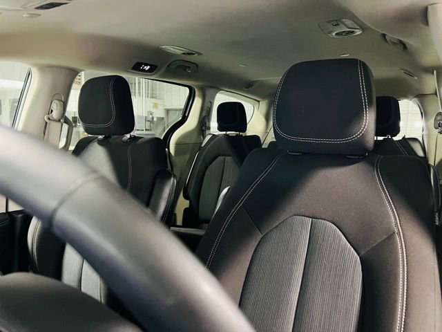 Used 2023 Chrysler Voyager LX image 3
