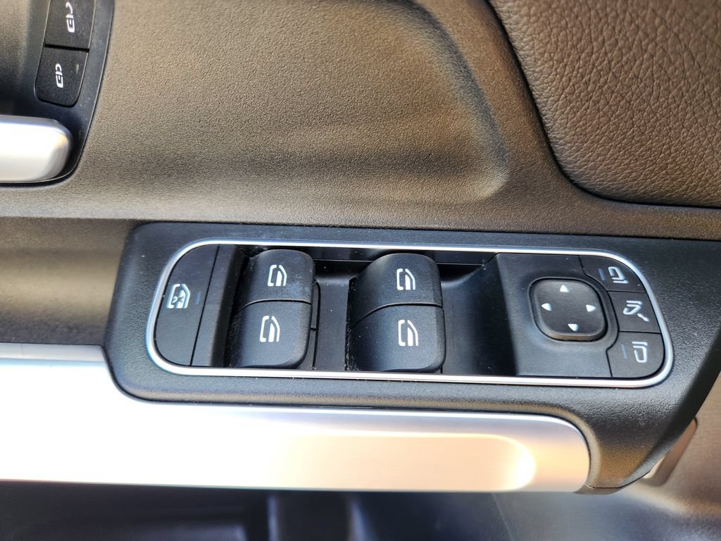 Used 2023 Mercedes-Benz GLB 250 4MATIC w/ Premium Package image 18