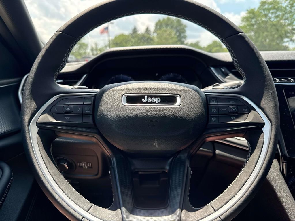 New 2025 Jeep Grand Cherokee L Altitude image 16