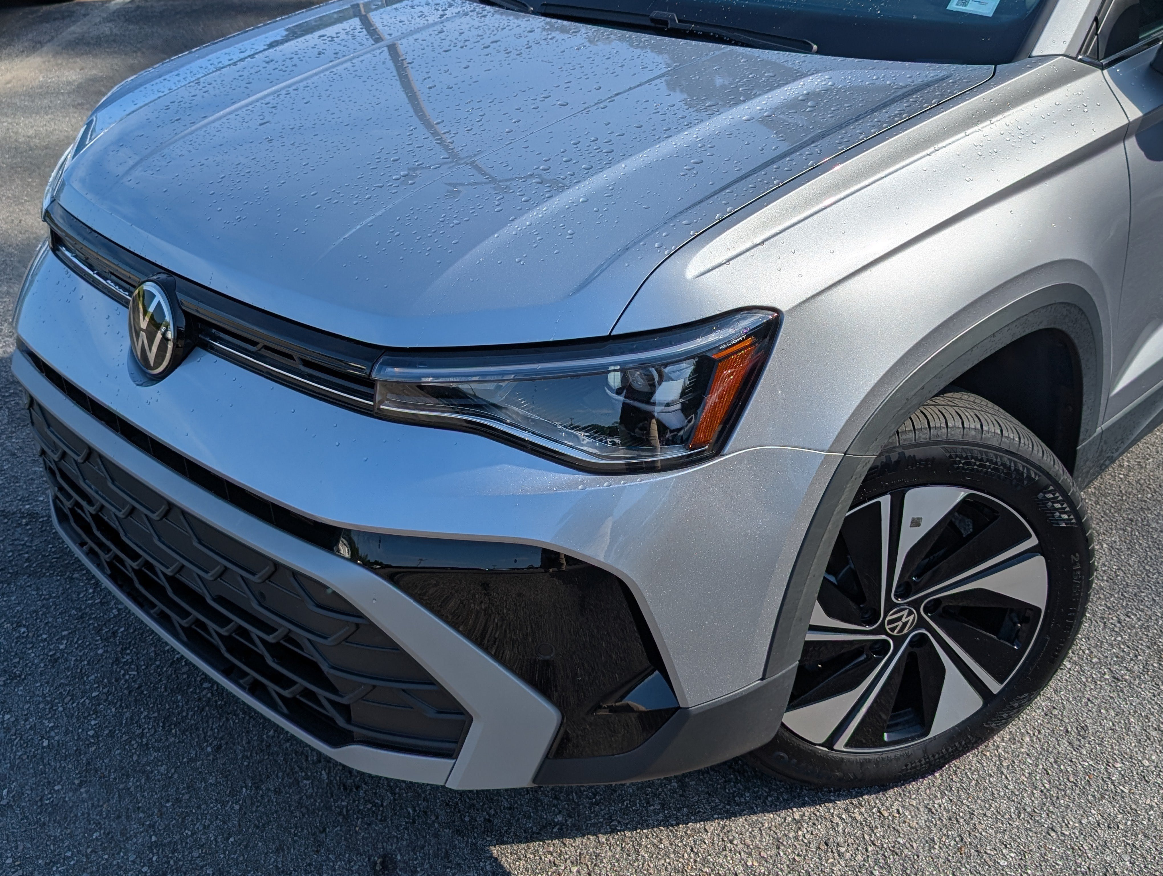 Used 2025 Volkswagen Taos SE AWD/4WD image 13
