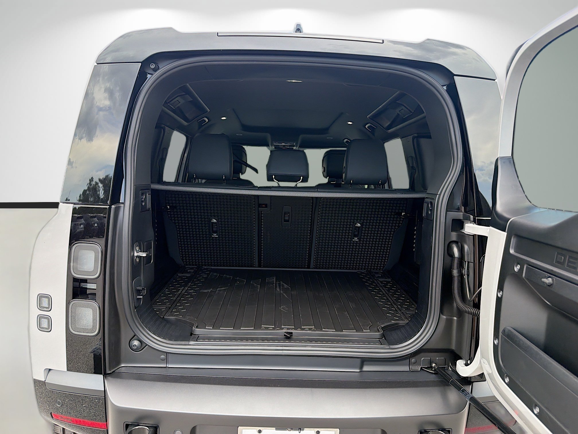 New 2026 Land Rover Defender 110 X-Dynamic SE AWD/4WD image 12