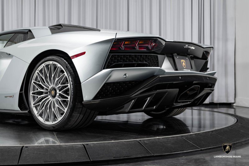 Used 2018 Lamborghini Aventador S image 30