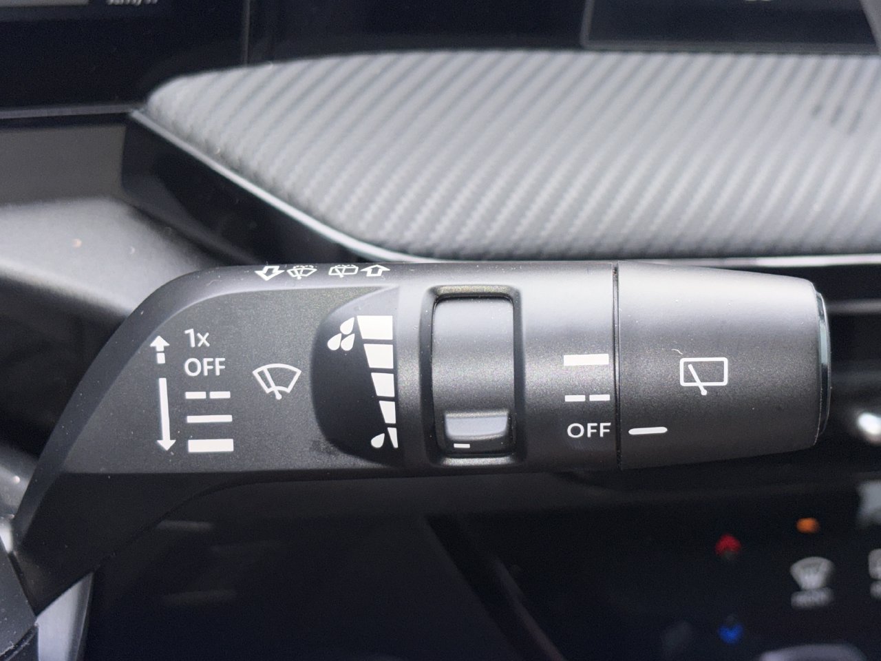 Used 2025 Nissan Kicks SR AWD/4WD image 11