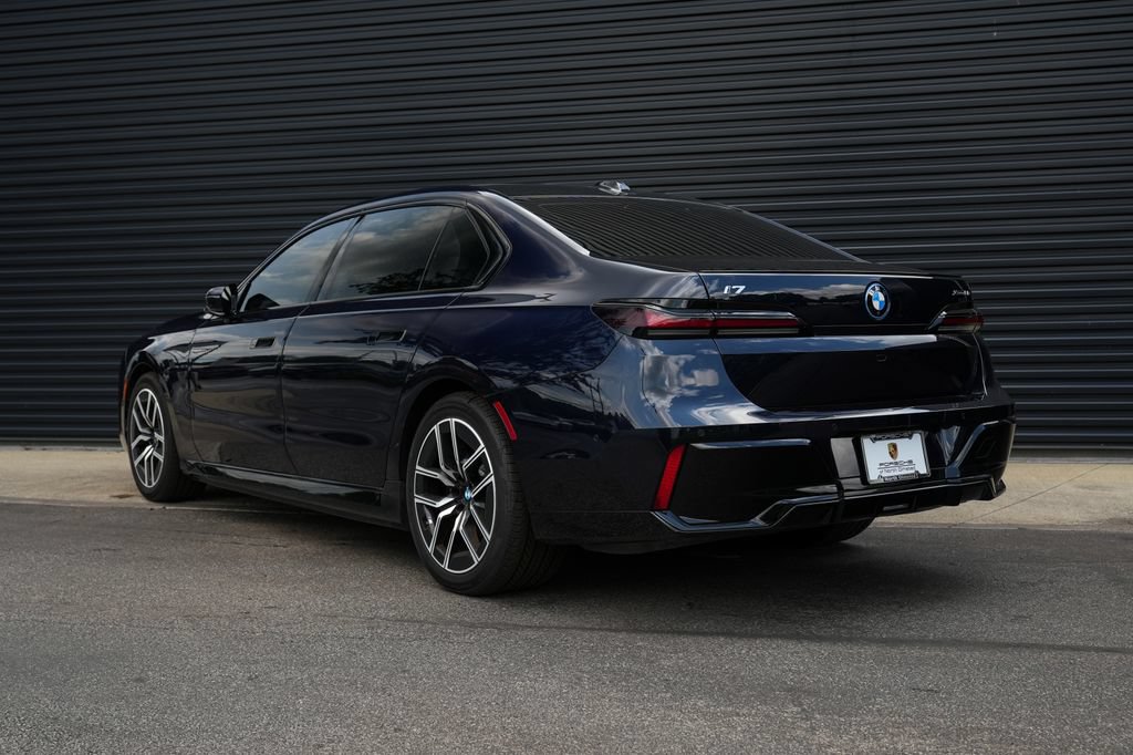 Used 2025 BMW i7 xDrive60 AWD/4WD image 3