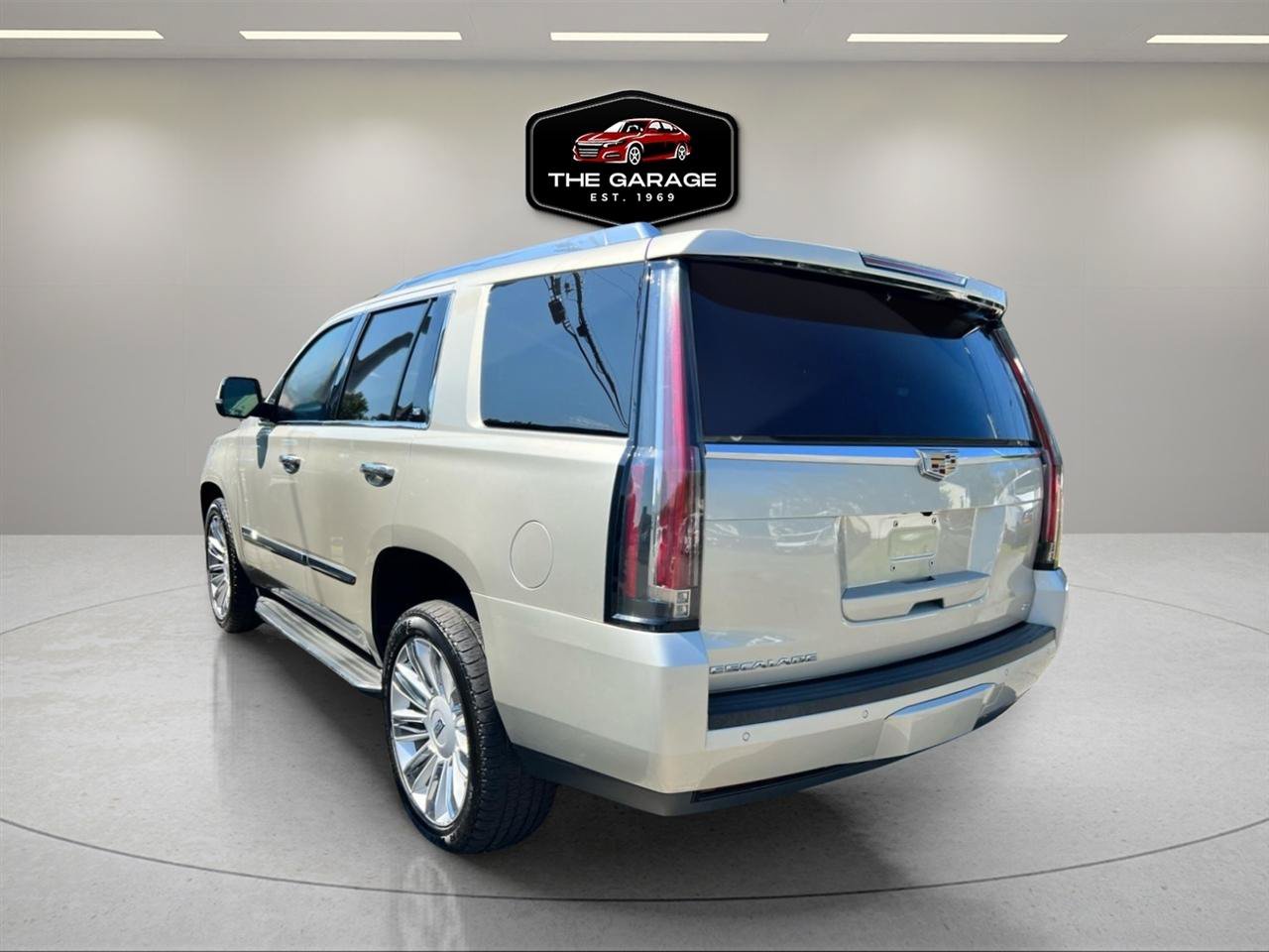 Used 2015 Cadillac Escalade Platinum AWD/4WD image 2