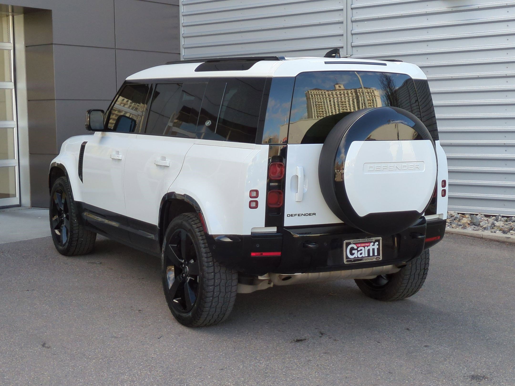 Used 2024 Land Rover Defender 110 X-Dynamic SE image 10