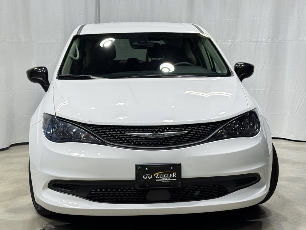 Used 2024 Chrysler Voyager LX image 3