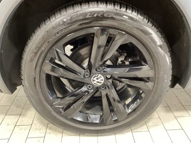 Certified 2024 Volkswagen Tiguan SE R-Line image 24