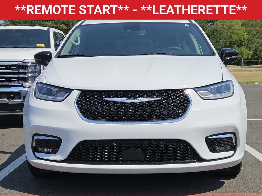 Used 2024 Chrysler Pacifica Touring-L FWD image 2