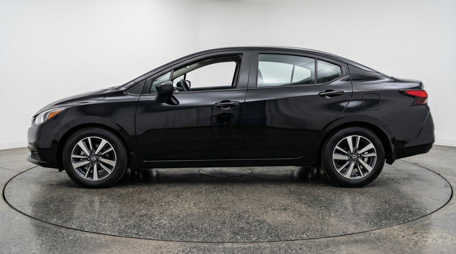 Used 2025 Nissan Versa SV image 5