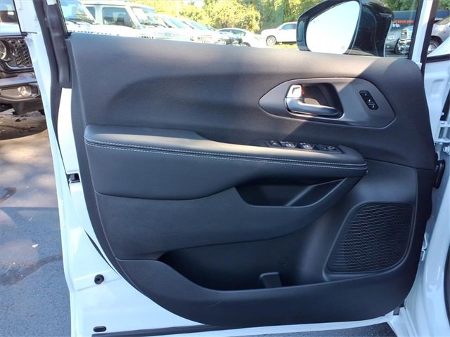 New 2026 Chrysler Pacifica Select image 14