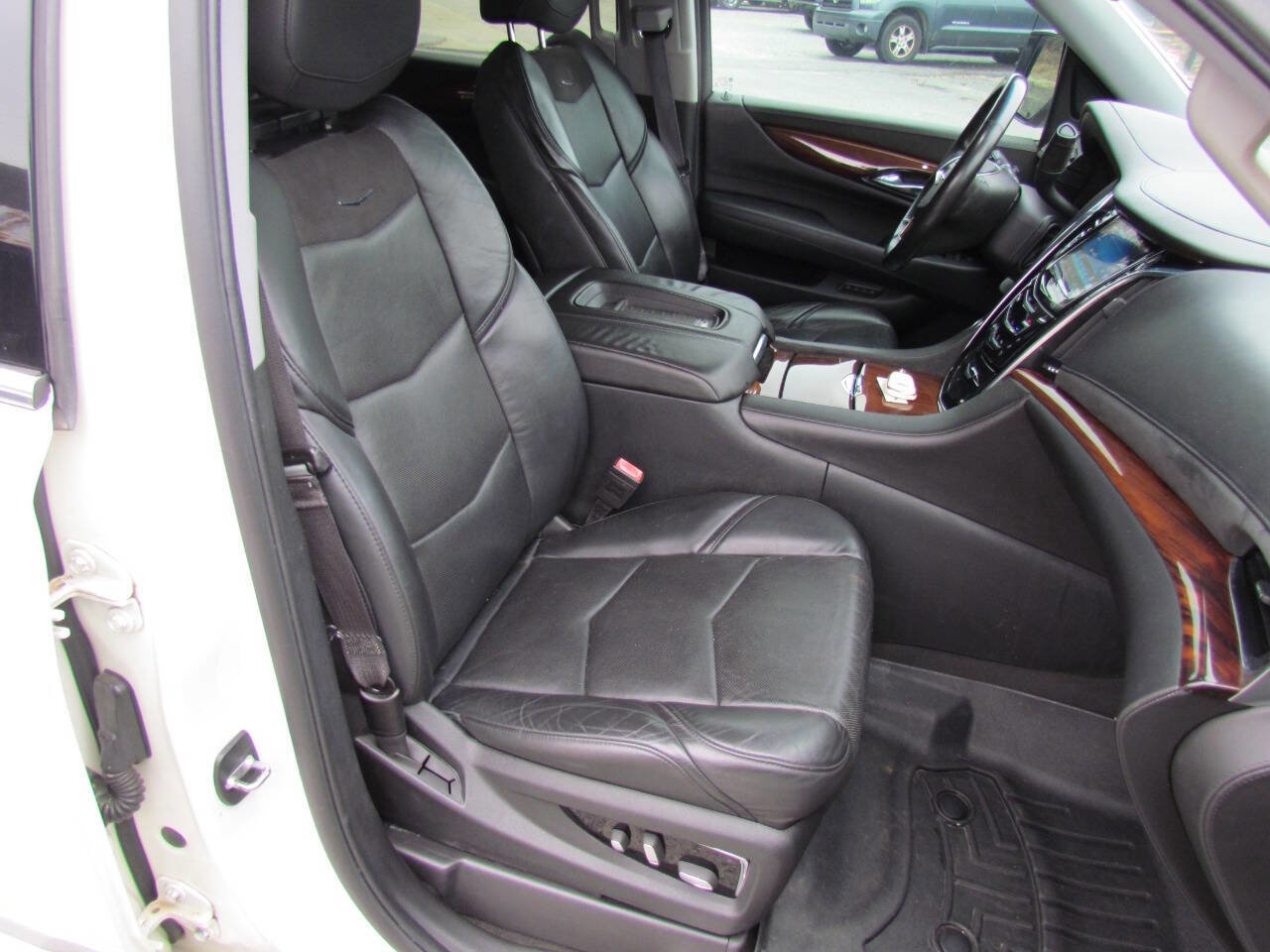 Used 2015 Cadillac Escalade Premium image 19