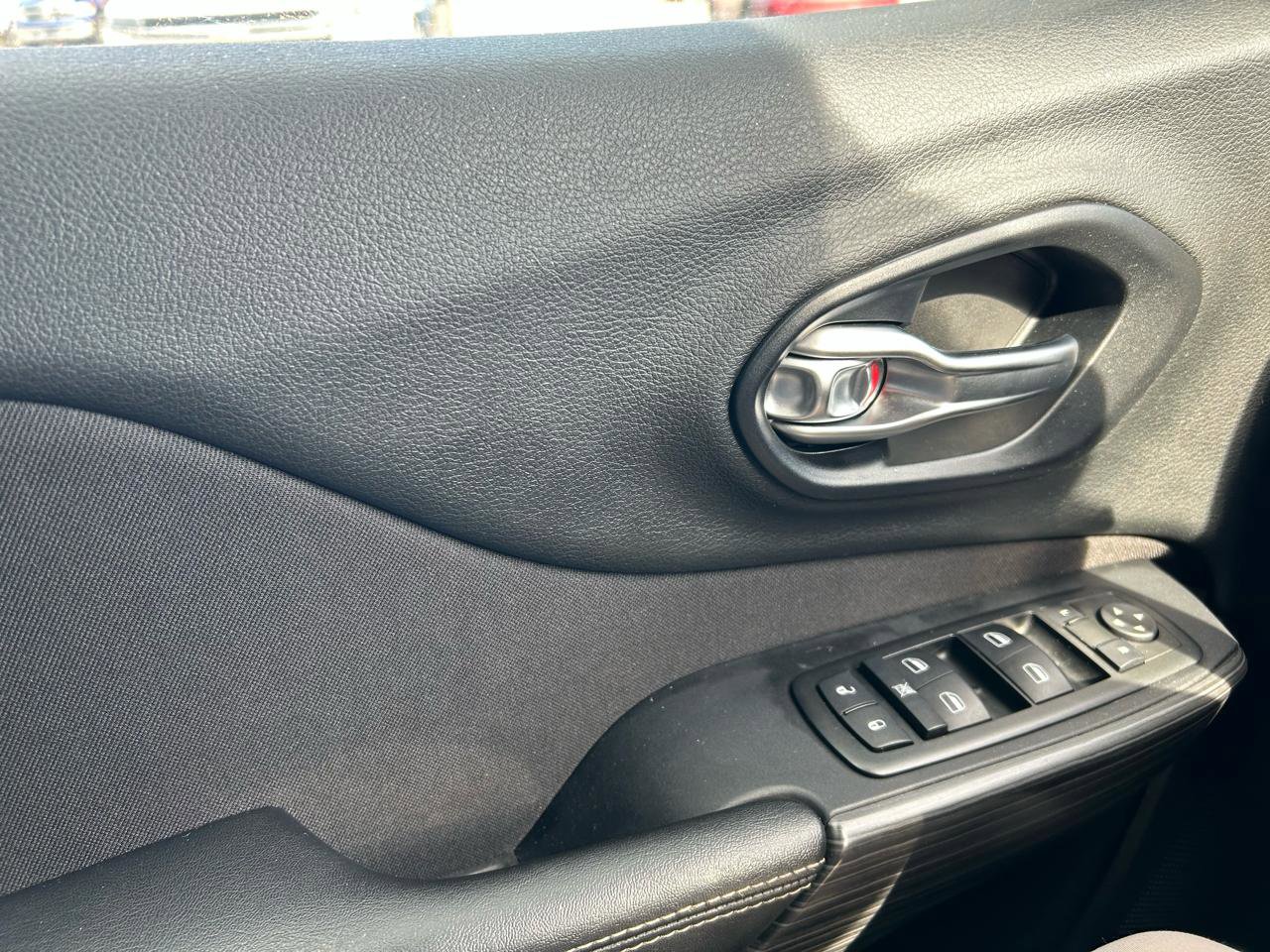 Used 2015 Jeep Cherokee Sport w/ Cold Weather Group image 28