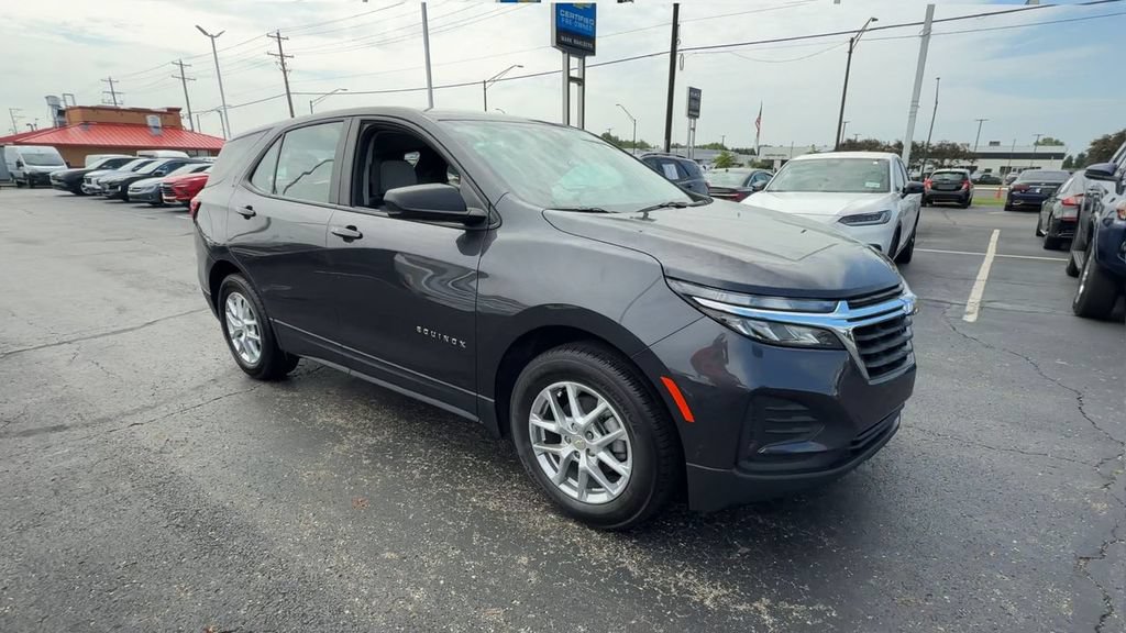 Used 2022 Chevrolet Equinox LS FWD image 2