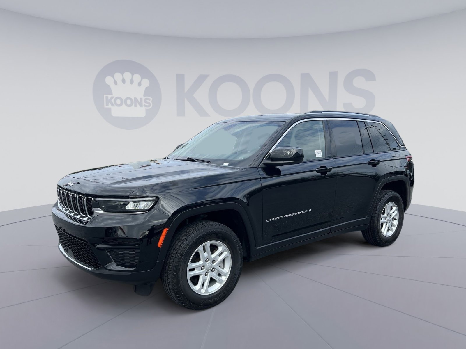 Used 2023 Jeep Grand Cherokee Laredo image 1