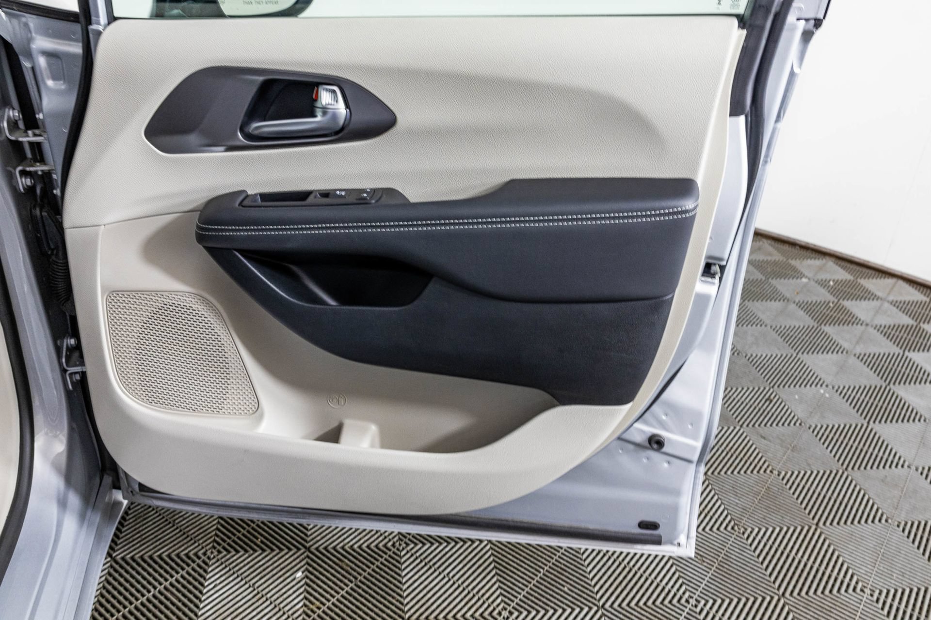 Used 2024 Chrysler Pacifica Limited FWD image 48