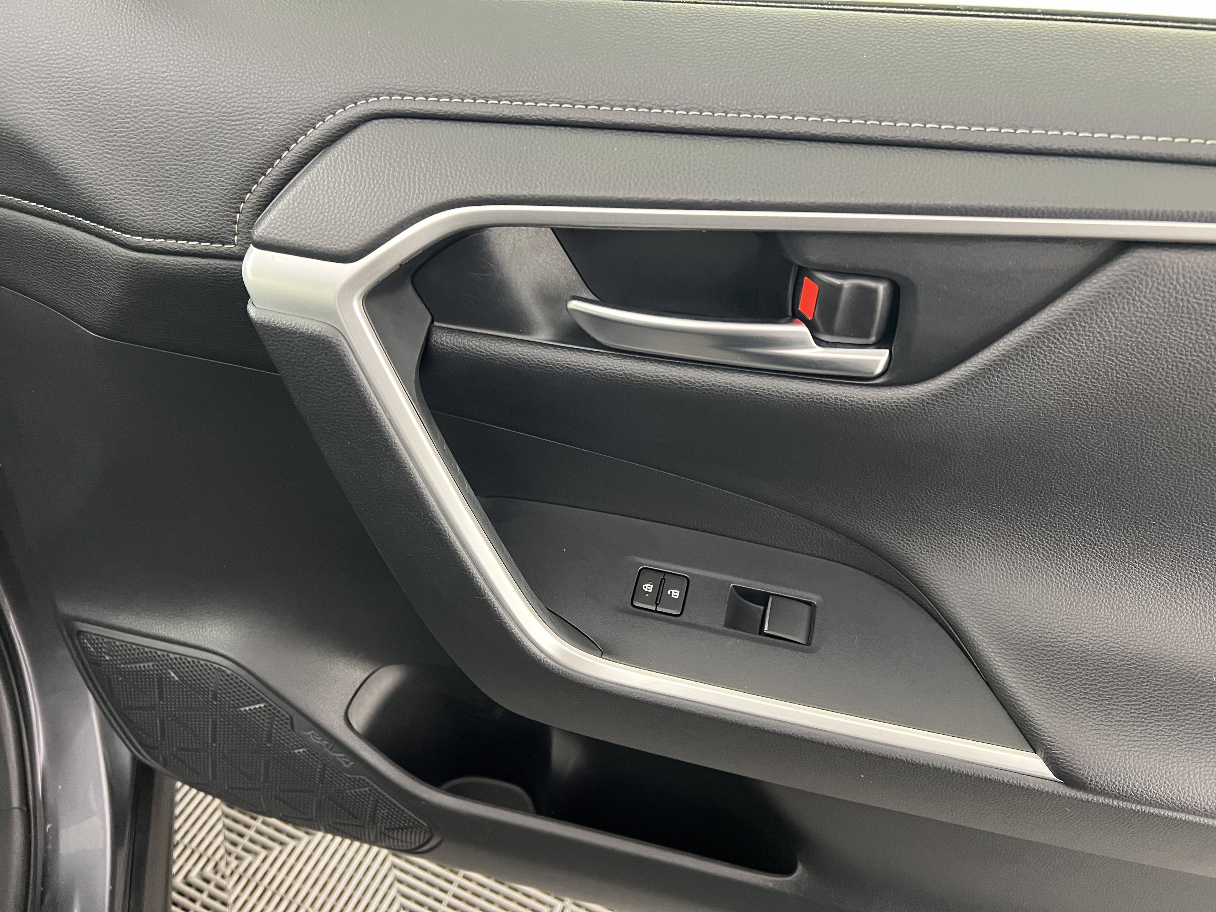 Used 2020 Toyota RAV4 Limited image 25