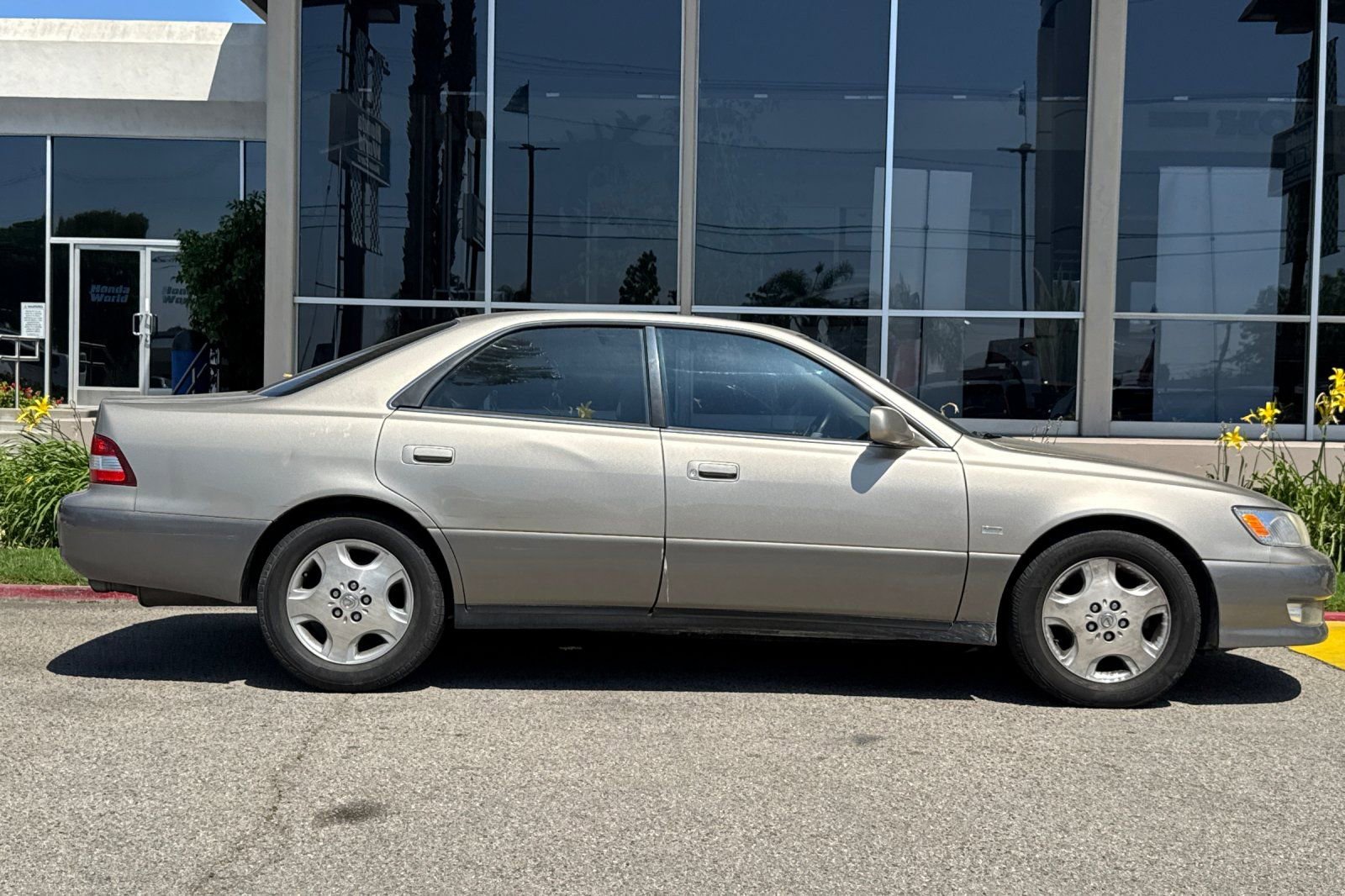 Used 2000 Lexus ES 330 FWD image 4
