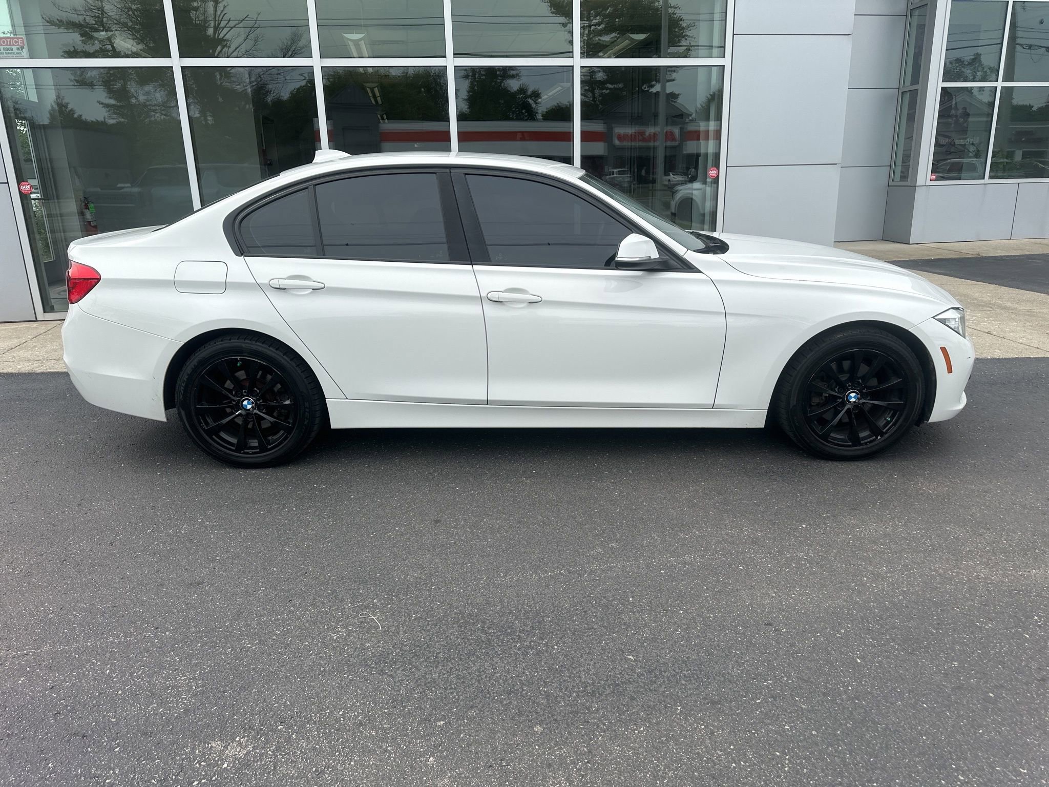 Used 2016 BMW 320i xDrive Sedan AWD/4WD image 2