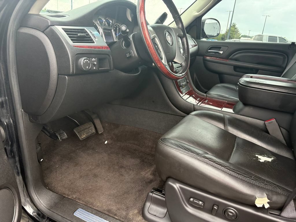 Used 2014 Cadillac Escalade Luxury AWD/4WD image 16