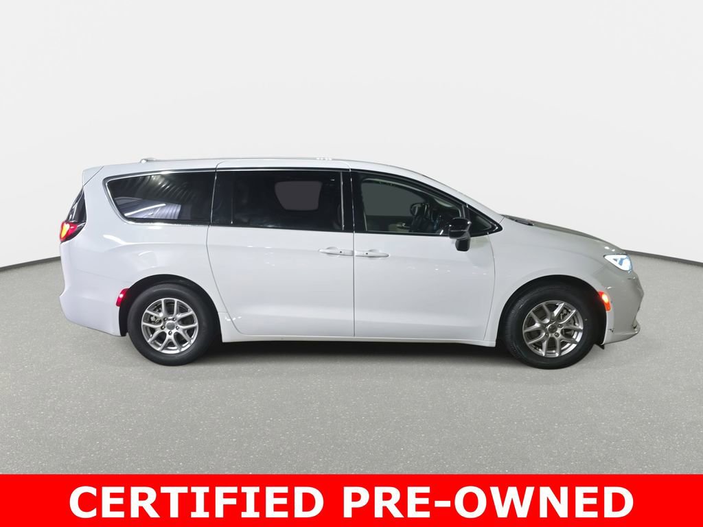 Used 2024 Chrysler Pacifica Touring-L image 4