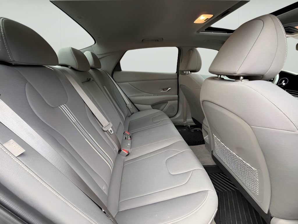 Used 2025 Hyundai Elantra SEL image 19
