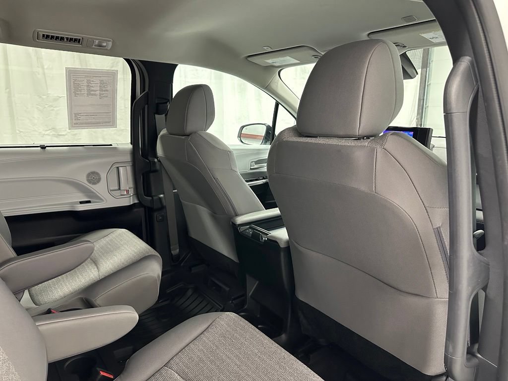 Used 2025 Toyota Sienna LE FWD image 54