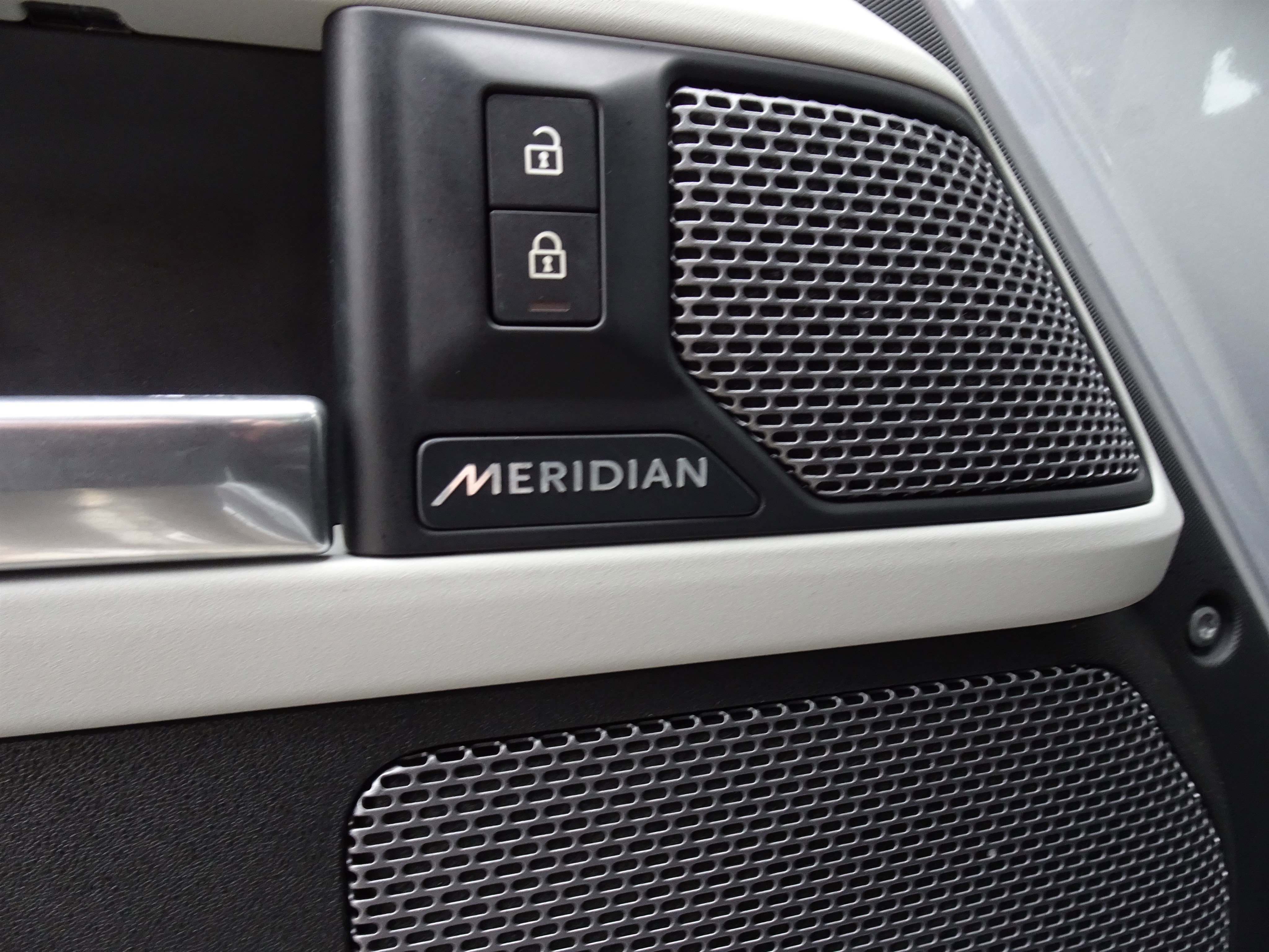 Used 2020 Land Rover Defender 110 SE image 18