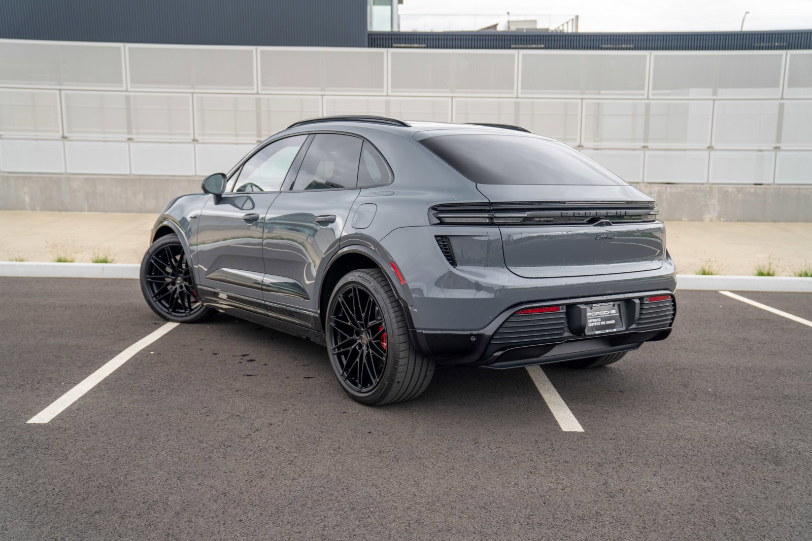 Certified 2025 Porsche Macan Turbo Electric AWD/4WD image 3