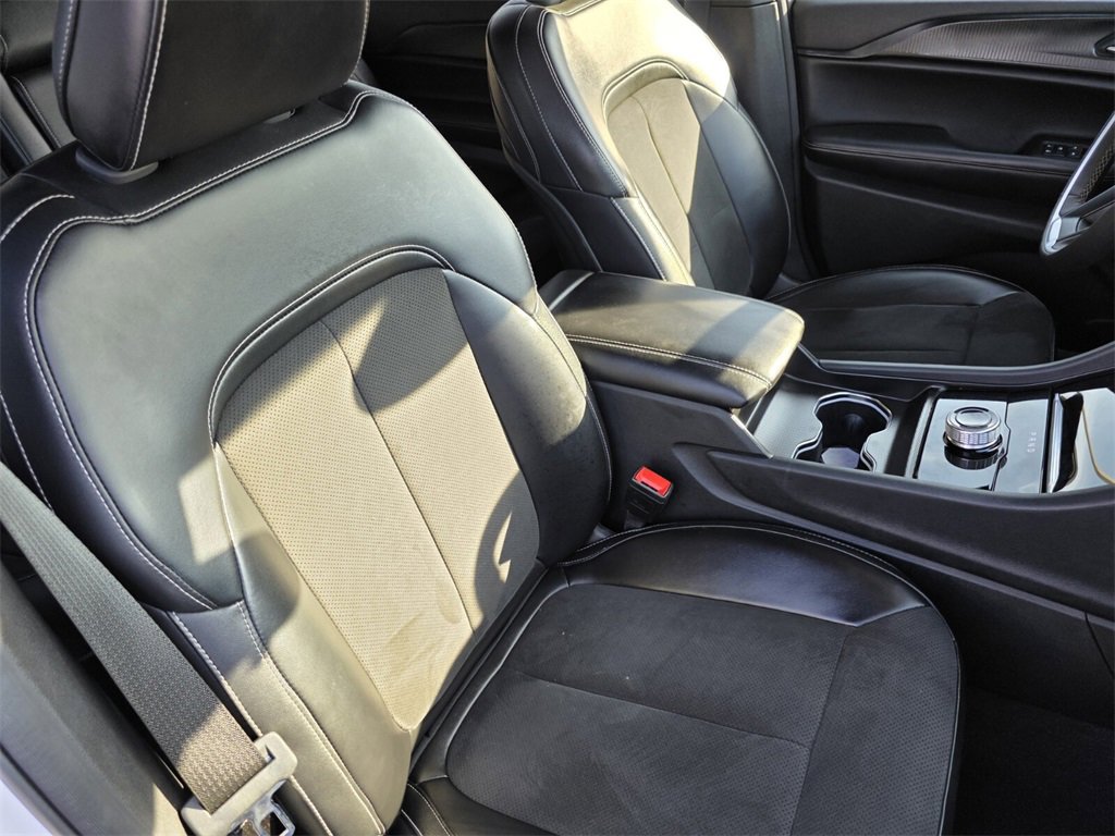 Used 2024 Jeep Grand Cherokee L Laredo image 35