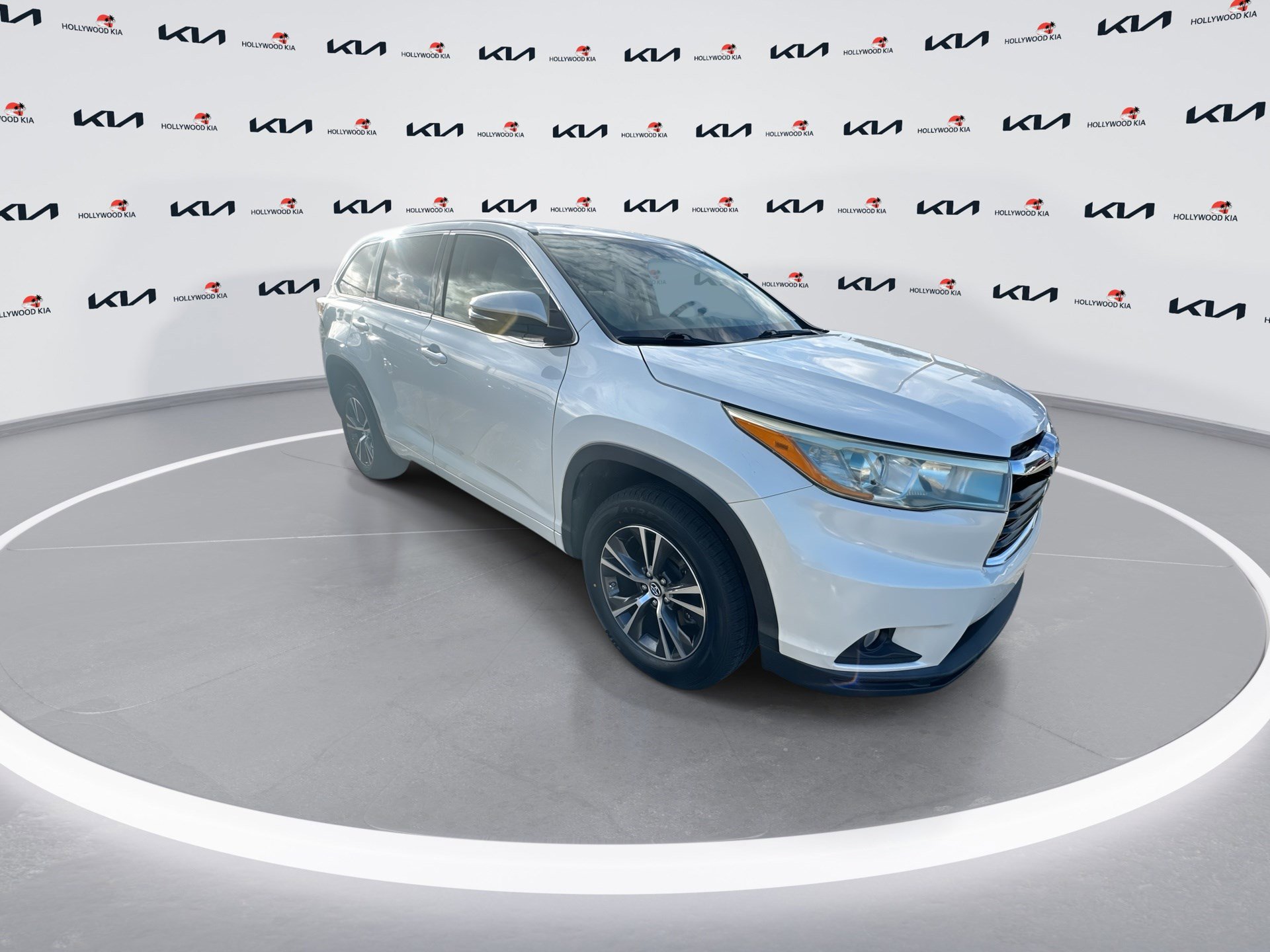 Used 2016 Toyota Highlander XLE image 2