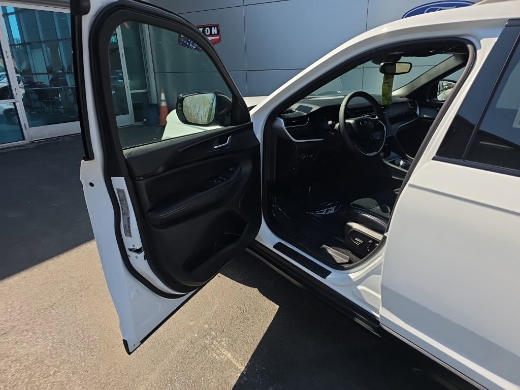 Used 2024 Jeep Grand Cherokee L Altitude image 9