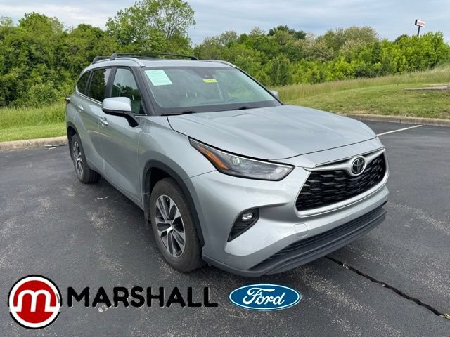 Used 2023 Toyota Highlander XLE AWD/4WD image 1