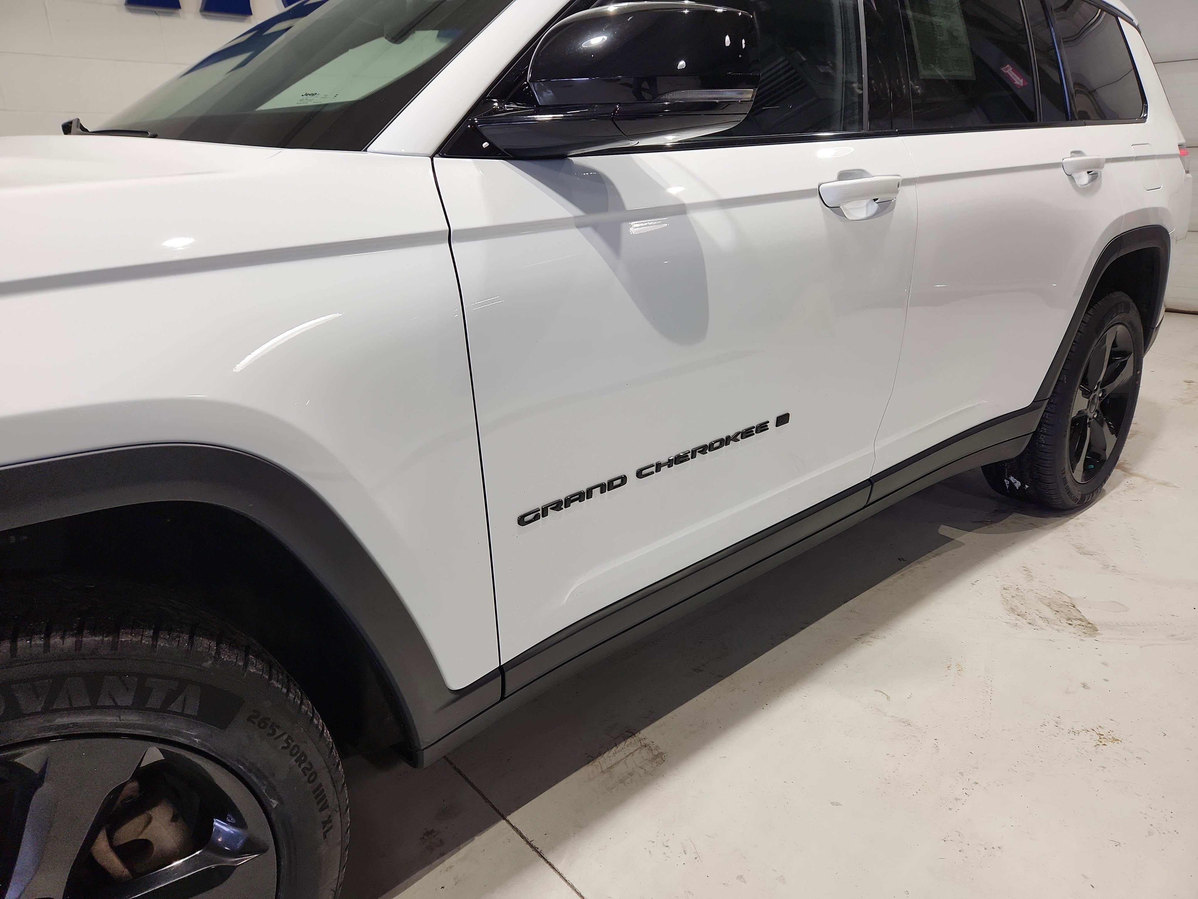 Used 2023 Jeep Grand Cherokee L Laredo image 21