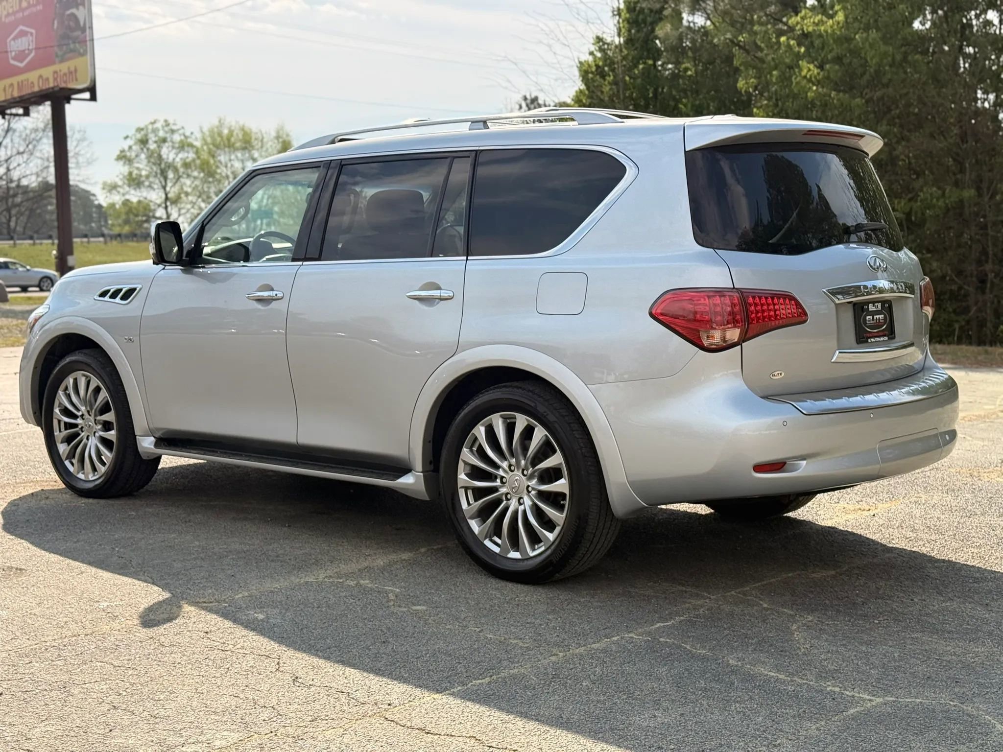 Used 2017 INFINITI QX80 4WD w/ Deluxe Technology Package image 7