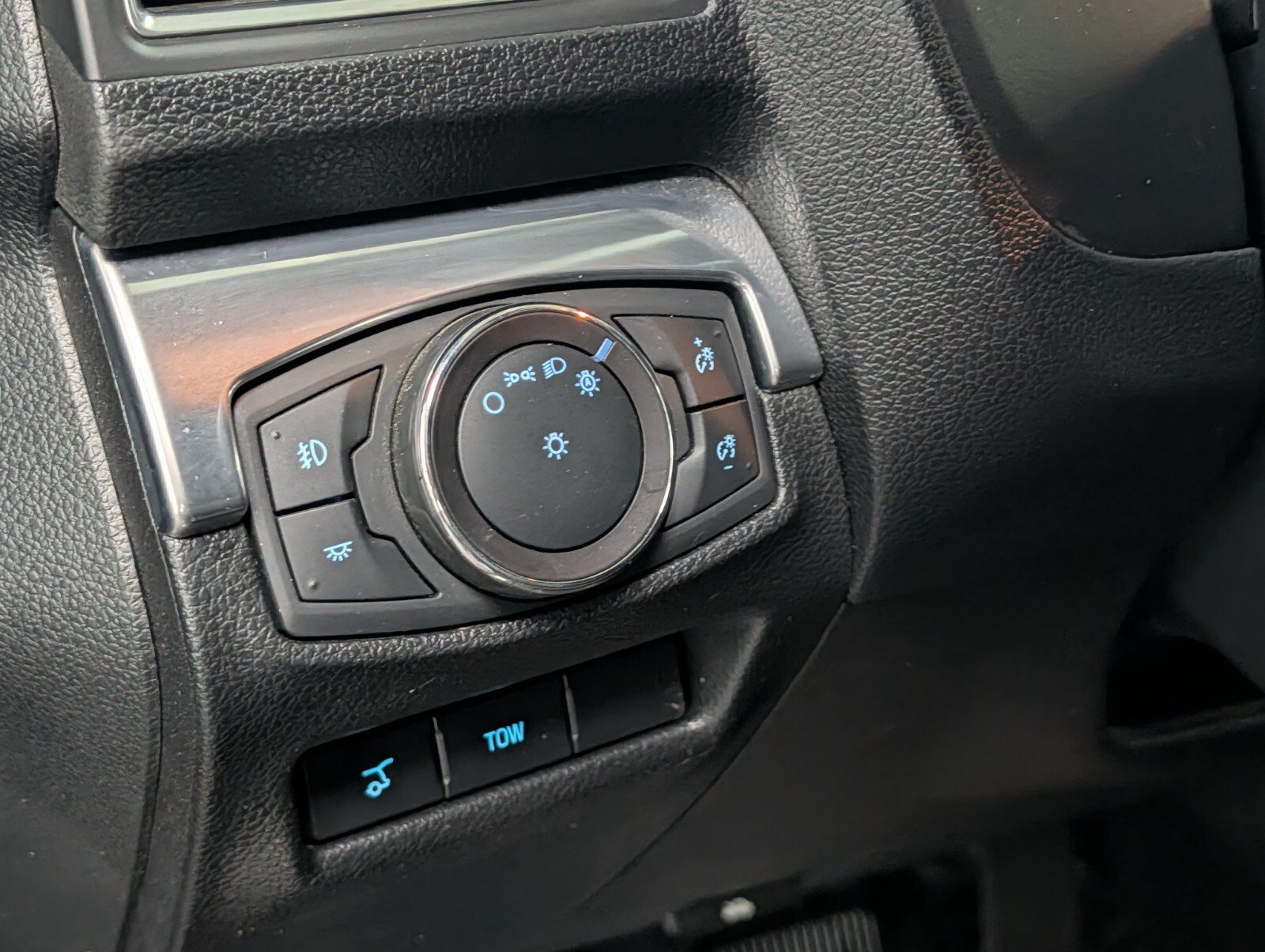 Used 2019 Ford Explorer Limited w/ Ford Safe & Smart Package AWD/4WD image 16